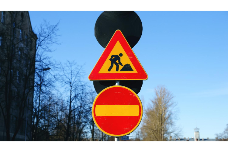 Slēgs satiksmi Gaujienas ielā