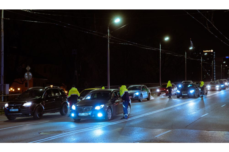 Nakts pārbaudēs Valsts policija pieķer taksometra šoferi reibumā un autovadītāju 2,35 promiļu reibumā