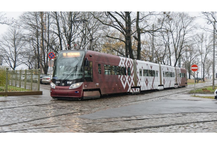 18. novembrī vairākos autobusu, trolejbusu un tramvaju maršrutos būs papildu reisi