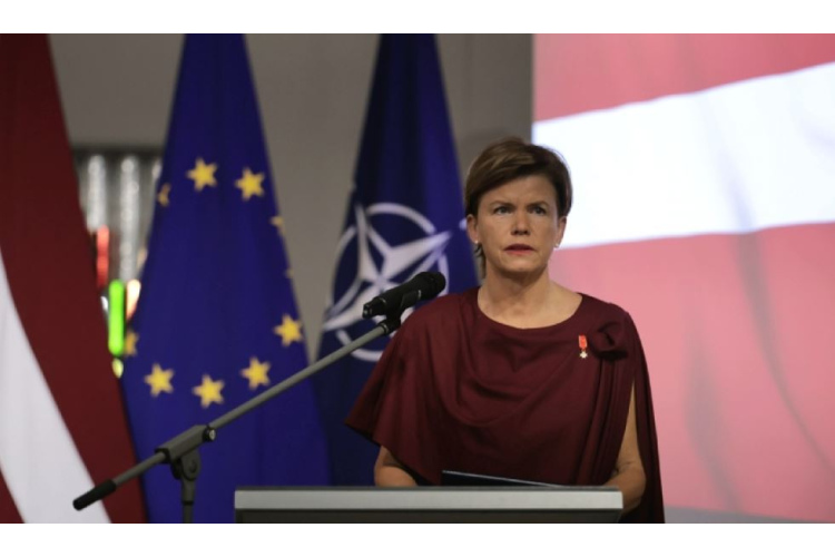 Baiba Braže svinīgā Latvijas proklamēšanas 106. gadadienai veltītā pieņemšanā uzsver diplomātiskā dienesta lomu...
