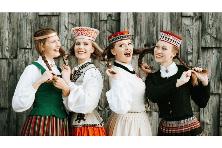 Svinot Latvijas novadu dažādību – latviešu skatuviskās tautas dejas koncerts Novadiem mijoties