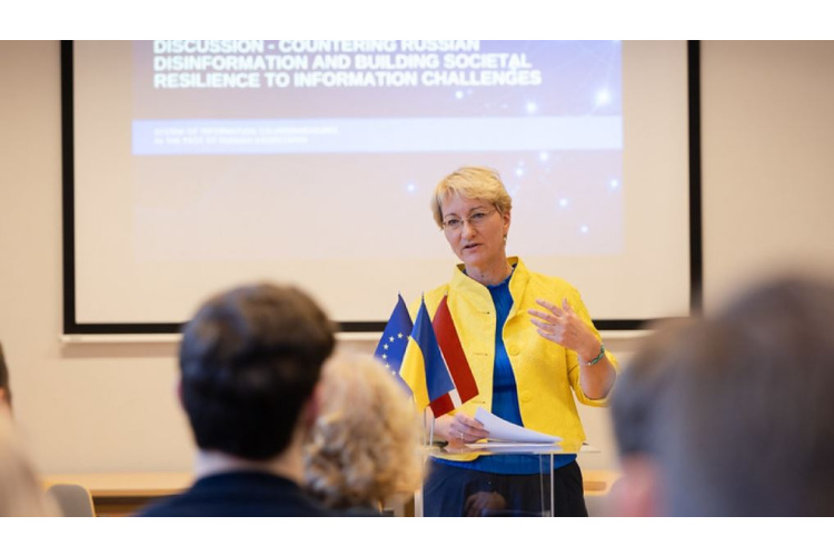 Parlamentārā sekretāre: visi varam mācīties no Ukrainas pieredzes cīņā pret Krievijas dezinformāciju