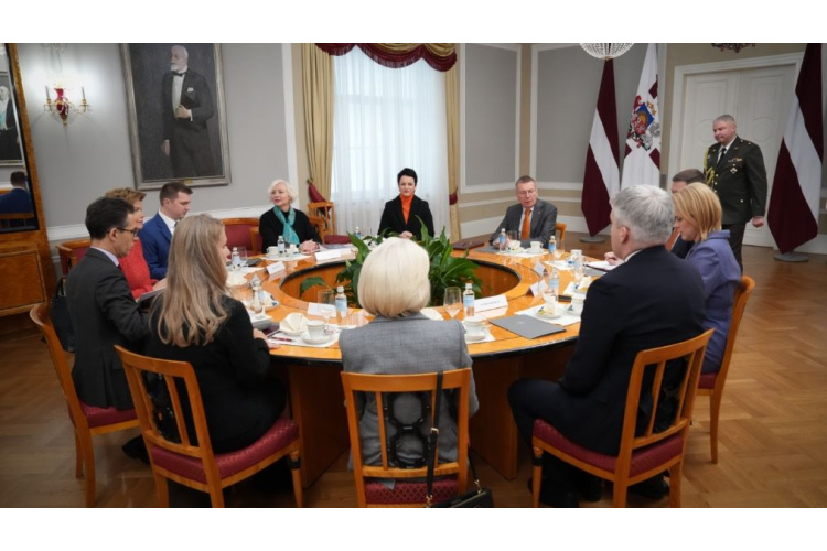 Valsts prezidents ar augstākajām valsts amatpersonām apspriež ārpolitikas aktualitātes