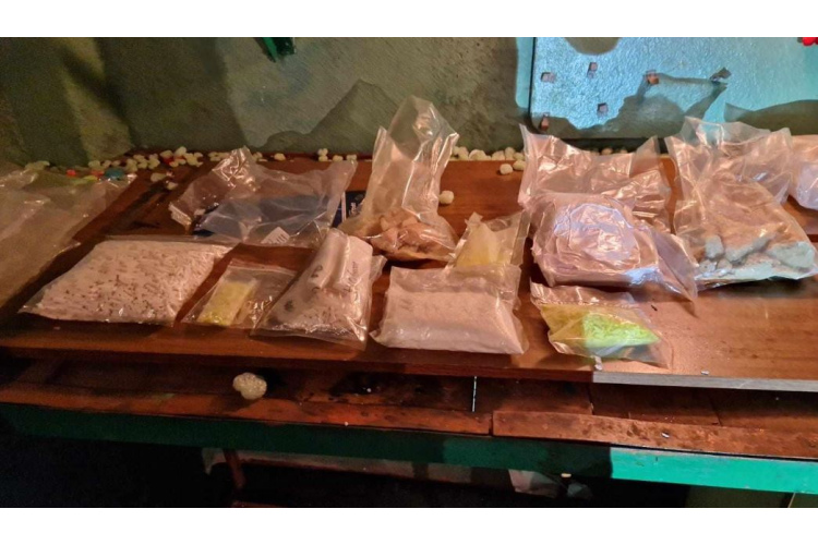 Policisti no Pārdaugavas narkodīlera atsavina 15 kilogramus dažādu vielu
