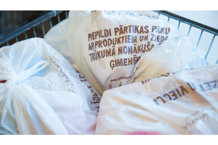 Rimi veikalos Pārtikas bankai Paēdušai Latvijai saziedoti vairāk nekā 22 000 eiro