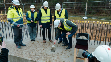 Turpinot jaunās apakšstacijas būvniecību Mežaparkā, “Rīgas satiksme” tās pamatos iemūrē laika kapsulu