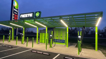Neste atklāj otro atjaunojamās elektrības uzlādes staciju Latvijā