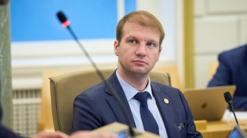 Uzaicini Klimata un enerģētikas ministru Kasparu Melni uz vieslekciju vai klases stundu