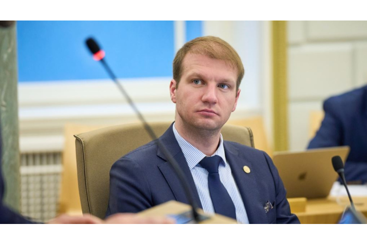 Uzaicini Klimata un enerģētikas ministru Kasparu Melni uz vieslekciju vai klases stundu