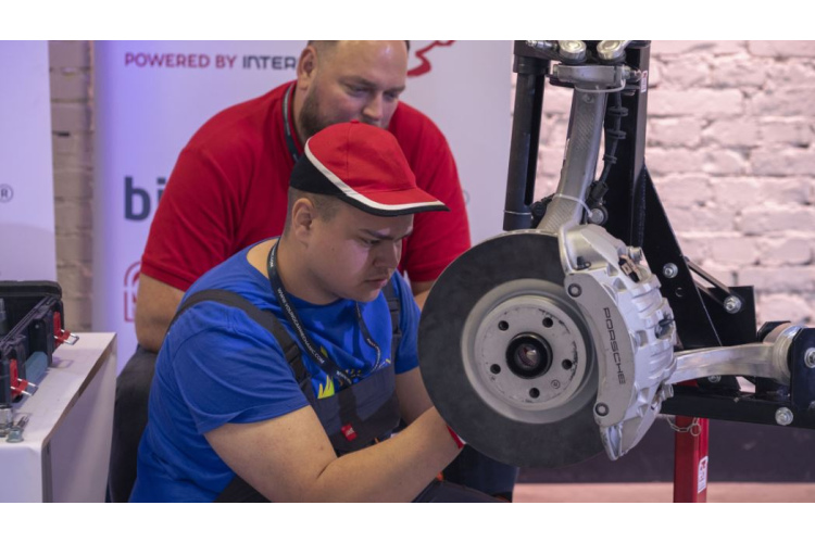 Sākas Latvijas labākā jaunā automehāniķa meklējumi - “Young Car Mechanic 2025”