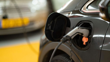 Aptauja: trešdaļa rīdzinieku vēlas atcelt bezmaksas elektroauto novietošanu pilsētā