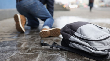 Rīgā pirmdienas vakarā un naktī uz otrdienu gaidāms stiprs apledojums; iedzīvotāji aicināti ievērot īpašu piesardzību