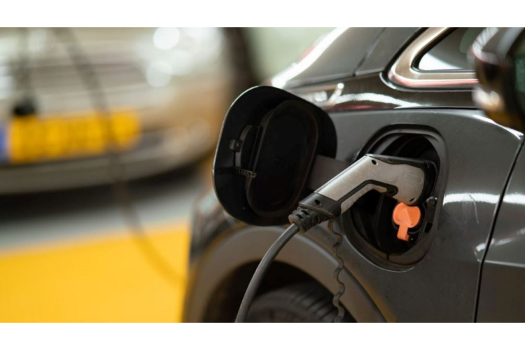 Aptauja: trešdaļa rīdzinieku vēlas atcelt bezmaksas elektroauto novietošanu pilsētā