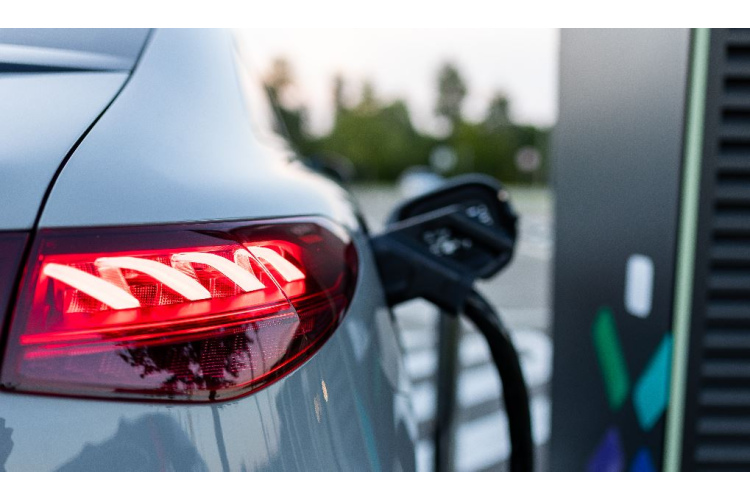 “Mego”, turpinot ilgtspējas attīstības stratēģiju, pie 13 veikaliem plāno uzstādīt 44 lieljaudas elektromobiļu uzlādes..