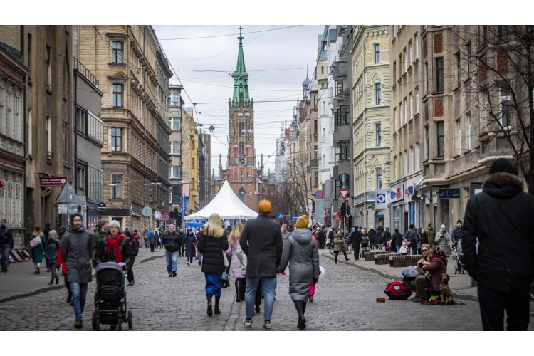 Vairāk nekā 40% Latvijas iedzīvotāju šogad sagaida finansiālu labklājību