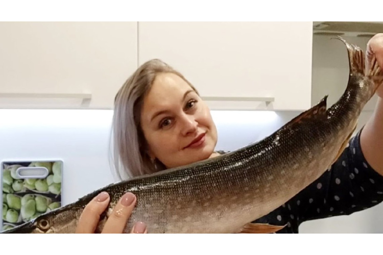 Vienmēr tīru zivis bez naža. Zvīņas nokrīt pašas “kā pa sviestu”, izmantojot šo triku