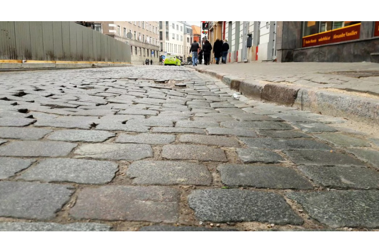 Gāju Rīgā pa ielu un piedzīvoju kritienu. Esiet uzmanīgi, lai nesanāk tāpat! (Foto)