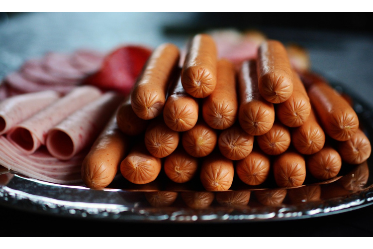 Labākais cīsiņu gatavošanas veids - viens mazs triks padara veikalā iegādāto produktu  dikti garšīgu