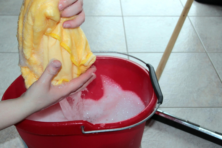 Tās sabojās jūsu grīdu - kļūdas, ko daudzi no mums pieļauj tīrīšanas procesā