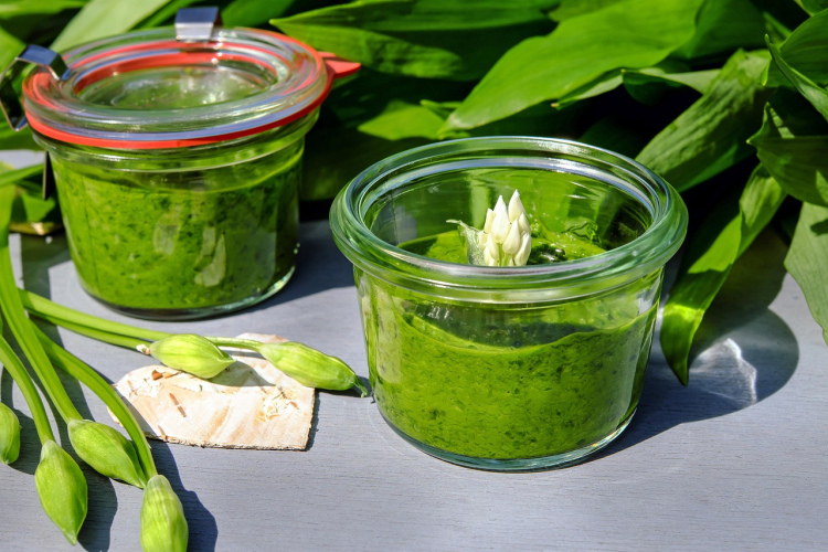 Šis neparastais pesto no ķiploku dīgstiem iekaros pat itāļus