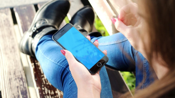 Piecas vietas, kur nevar atstāt telefonu, bet nez kāpēc visi to tur noliek