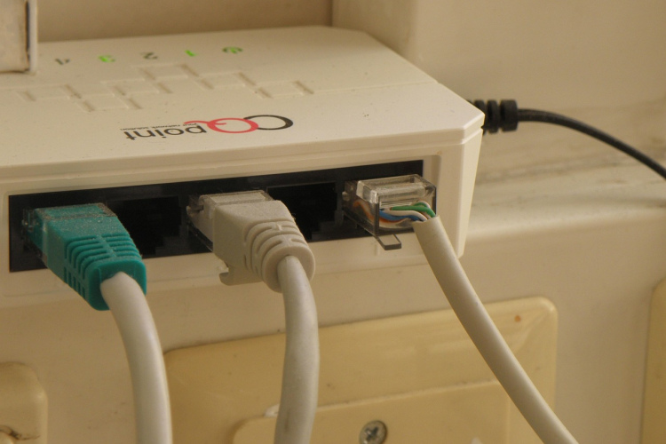 6 priekšmeti, kurus nevajadzētu turēt Wi-Fi maršrutētāja tuvumā — tie ievērojami vājina signālu