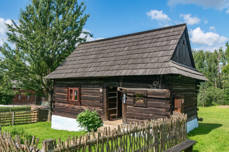Kā pasargāt savu lauku māju vai vasarnīcu no mitruma - vienkārši pasākumi pirms aukstā laika iestāšanās