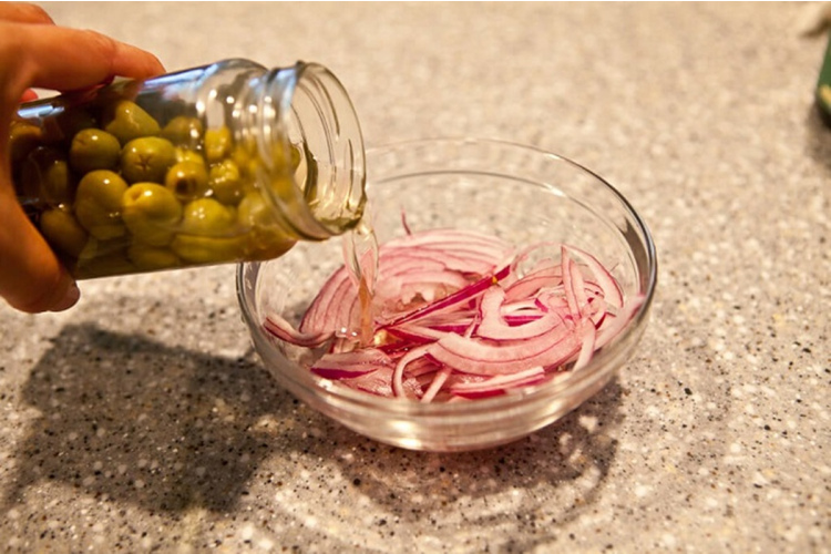 Sīpolu marinēšana un vēl 5 veidi, kā otro reizi izmantot dārzeņu marinādi