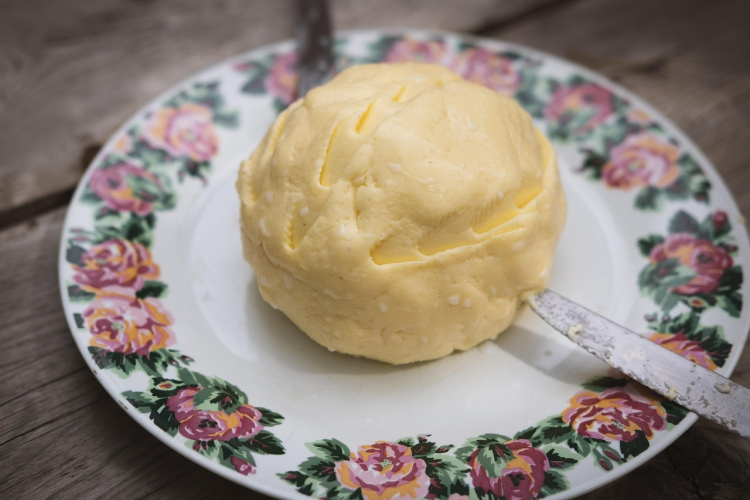 Saputojiet šo produktu — jūs iegūsiet sviestu, daudz garšīgāku un lētāku nekā veikalā pirkto