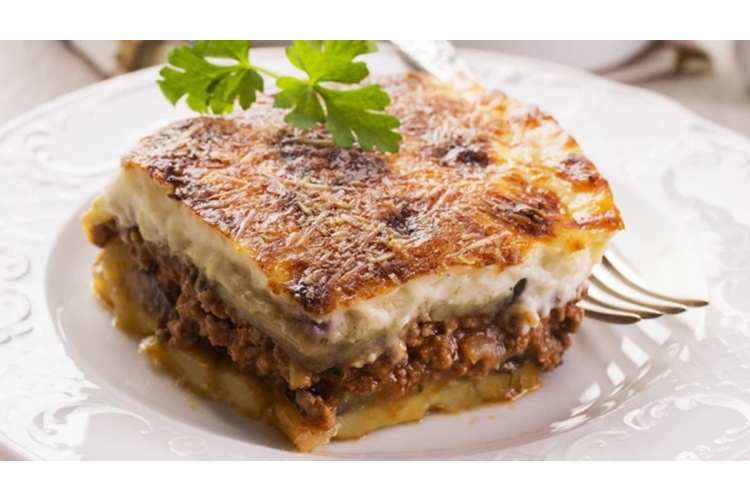 Grieķu musaka - klasiska ēdiena recepte ar baklažāniem, kas labāks par lazanju