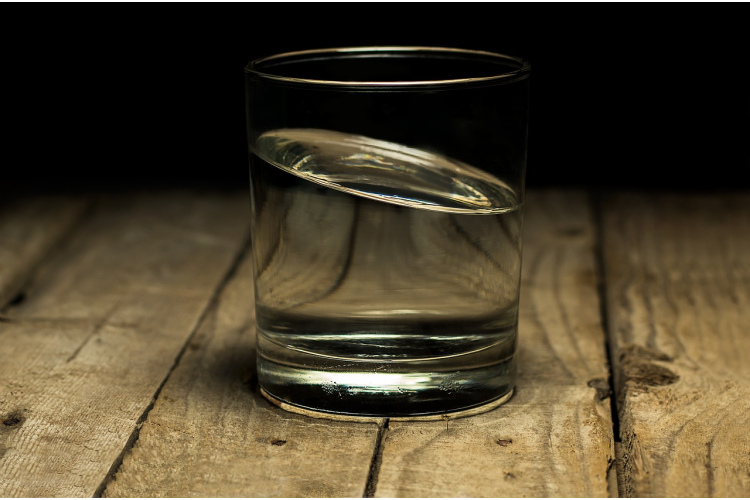 Novietojiet šajā vietā glāzi ūdens, lai gaiss kļūtu tīrāks - putekļi vairs neatgriezīsies