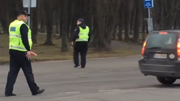 Mani apturēja policija. Meitiņa izteica komentāru policistam tā, ka es vēl sarkstu