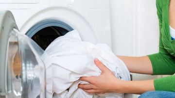 Kā balināt balto veļu mājās - pievienojiet veļas mašīnai šos 3 produktus un veļa mirdzēs