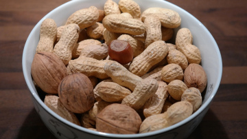 Kur mājās uzglabāt riekstus - zemnieks brīdina par bieži pieļautu kļūdu