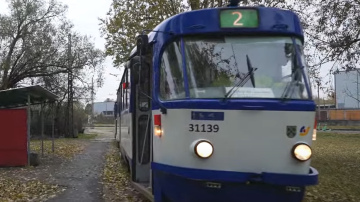 Iekāpu tramvajā Rīgā un apsēdos blakus puisim. Sēdēšana izvērtās par "trādi rīdi"