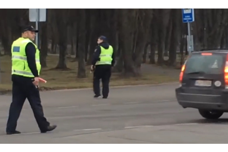 Mani apturēja policija. Meitiņa izteica komentāru policistam tā, ka es vēl sarkstu