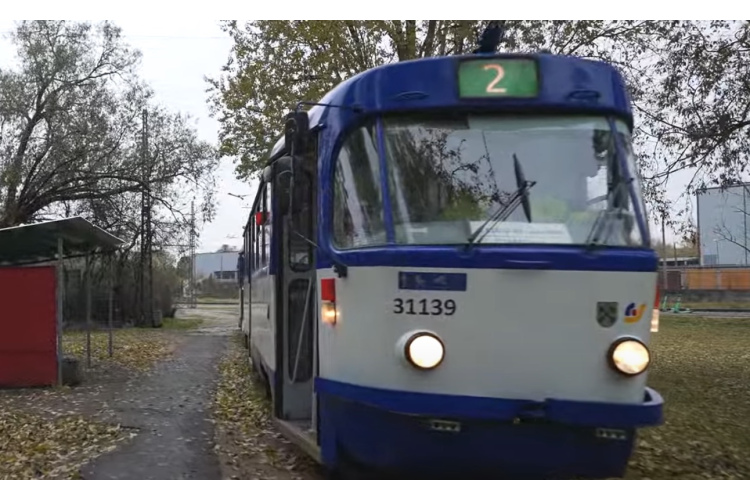 Iekāpu tramvajā Rīgā un apsēdos blakus puisim. Sēdēšana izvērtās par "trādi rīdi"