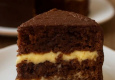 Šokolādes pīrāgs bez olām, bet gardu krēmu – perfekta deserta noslēpums