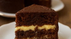 Šokolādes pīrāgs bez olām, bet gardu krēmu – perfekta deserta noslēpums