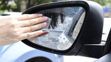 Pasargājiet automašīnas sānu spoguļus no mitruma lietū – auto eksperts atklāj, ar ko tos ieeļļot