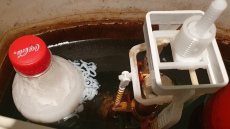 Kāpēc tualetes podā nepieciešama plastmasas pudele - 4 sadzīves knifi tīrai un svaigai vannas istabai