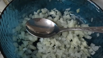 Kāpēc profesionālas saimnieces katru rīt aplej sīpolus ar karstu ūdeni