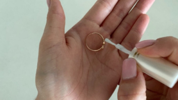 Mana vīramāte apklāj gredzenus ar nagu laku – uzzināju dažus viņas efektīvos mājsaimniecības padomus