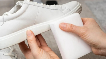 6 soļi, kā tīrīt baltus apavus mājās - eksperti sniedz soli pa solim instrukciju