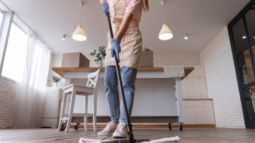 Ideālas tīrības noslēpums - kādu ūdeni lietot grīdu tīrīšanai, nebojājot virsmu