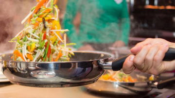 Negatavojiet šo pannā ar nepiedegošu pārklājumu - šefpavārs nosauc 5 populārus ēdienus