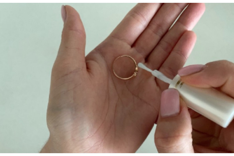 Mana vīramāte apklāj gredzenus ar nagu laku – uzzināju dažus viņas efektīvos mājsaimniecības padomus