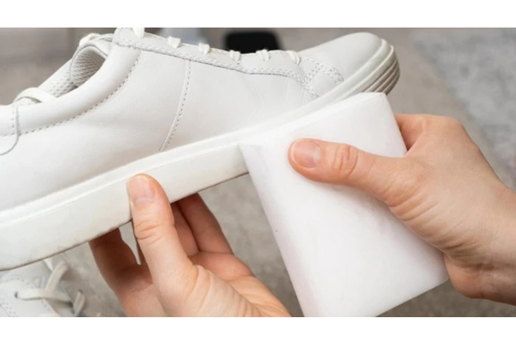 6 soļi, kā tīrīt baltus apavus mājās - eksperti sniedz soli pa solim instrukciju