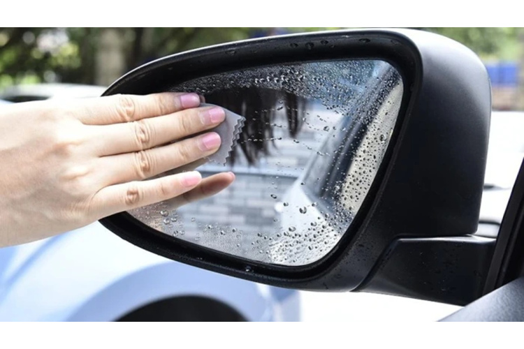 Pasargājiet automašīnas sānu spoguļus no mitruma lietū – auto eksperts atklāj, ar ko tos ieeļļot