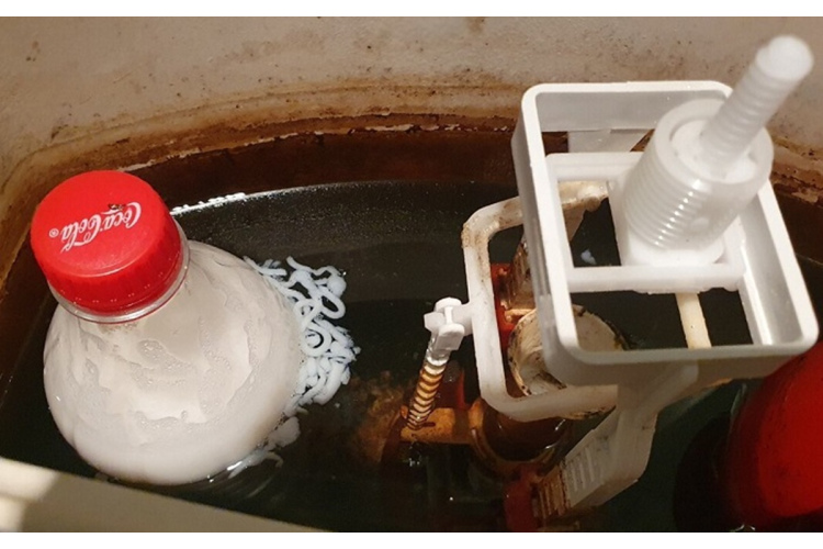 Kāpēc tualetes podā nepieciešama plastmasas pudele - 4 sadzīves knifi tīrai un svaigai vannas istabai